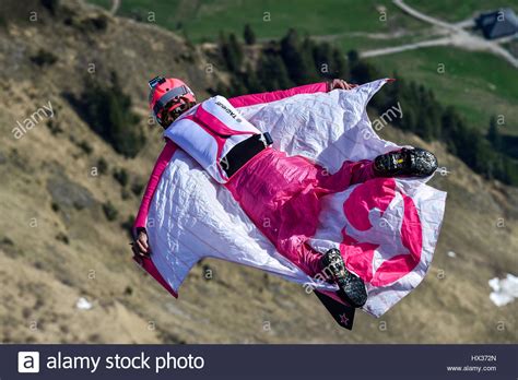 Schweiz: Basejumperin springt völlig nackt in die Tiefe